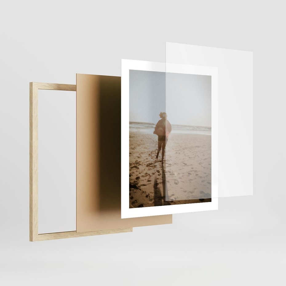 Plakat w ramie 40x50 - O Zachodzie Słońca - klimatyczna fotografia, postać biegnie po plaży - rama drewno