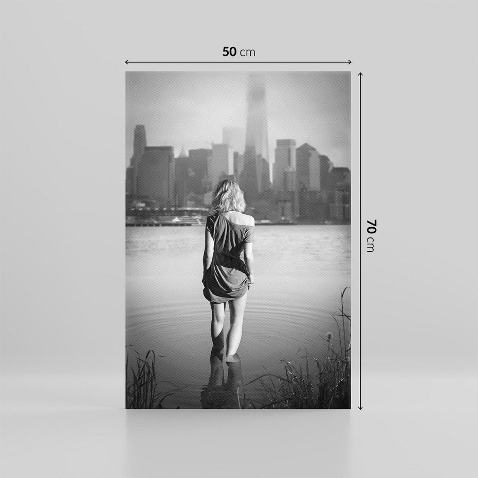 Obraz na płótnie 50x70 - Kapiel w Mieście - czarno białe zdjęcie, kobieta wchodzi do wody