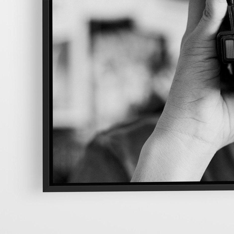 Obraz w ramie 100x70 - Mężczyzna za Aparatem - czarno białe zdjęcie, portret - rama czarna