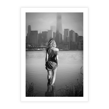Plakat bez ramy 21x30 - Kapiel w Mieście - czarno białe zdjęcie, kobieta wchodzi do wody