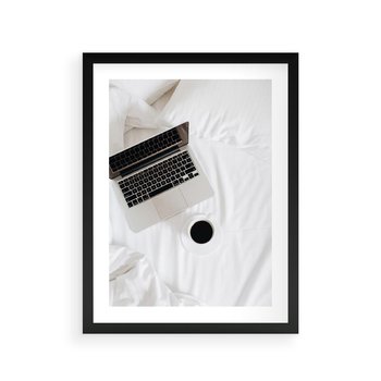Plakat w ramie 30x40 - Relaks w Łóżku: Kawa i Laptop w Pościeli - komputer, na łóżku - rama czarna