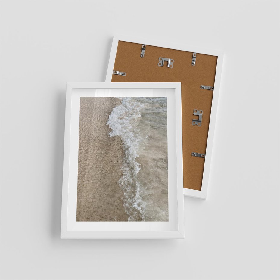 Plakat w ramie 30x40 - Fale Morza na Piasku - plaża, morze - rama biała