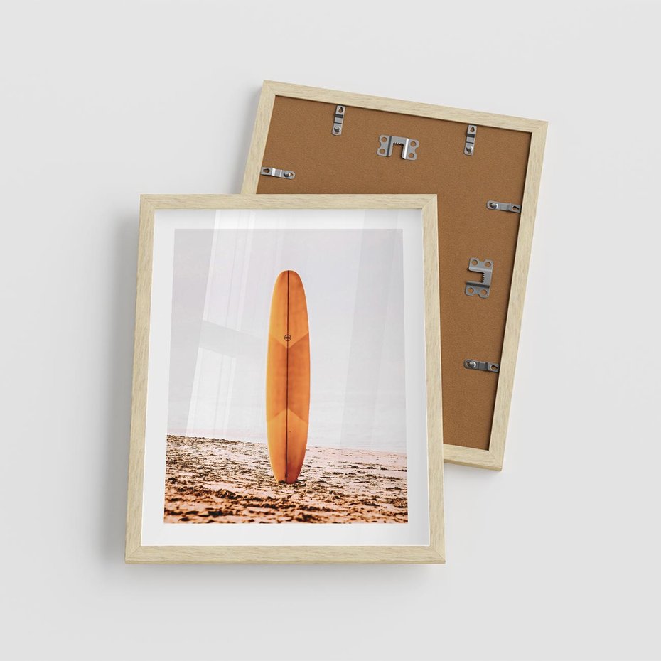 Plakat w ramie 40x50 - Deska w Piasku: Gotowa na Fale - plaża, pomarańczowa deska surfingowa wbita w piasek - rama drewno