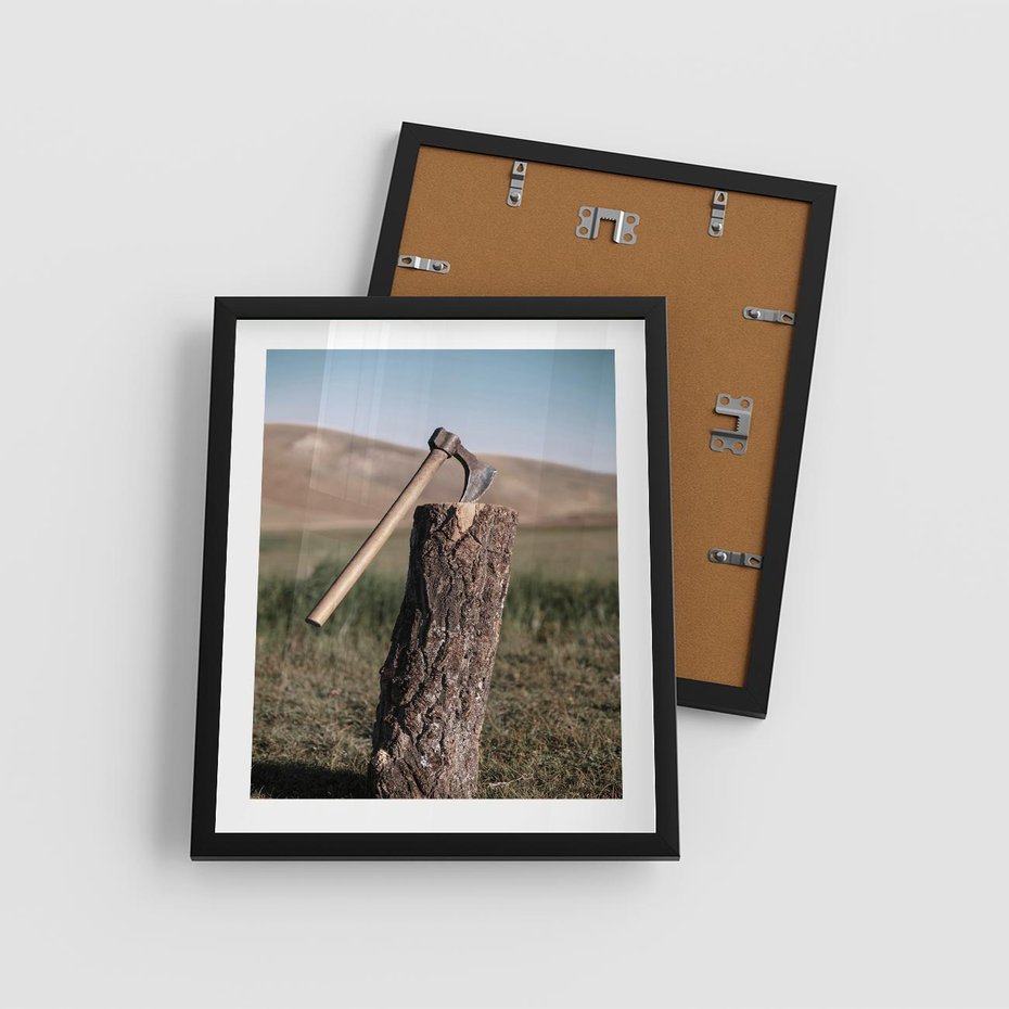 Plakat w ramie 40x50 - Rustykalna Praktyczność: Fotografia Siekiery - rustykalna fotografia, siekiera wbita w pieniek - rama czarna