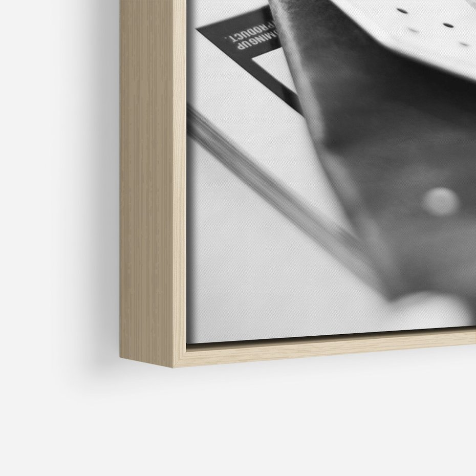 Obraz w ramie 70x100 - Makaroniki w Szarości - czarno biała fotografia, plakat - rama drewno