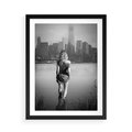 Plakat w ramie 50x70 - Kapiel w Mieście - czarno białe zdjęcie, kobieta wchodzi do wody - rama czarna