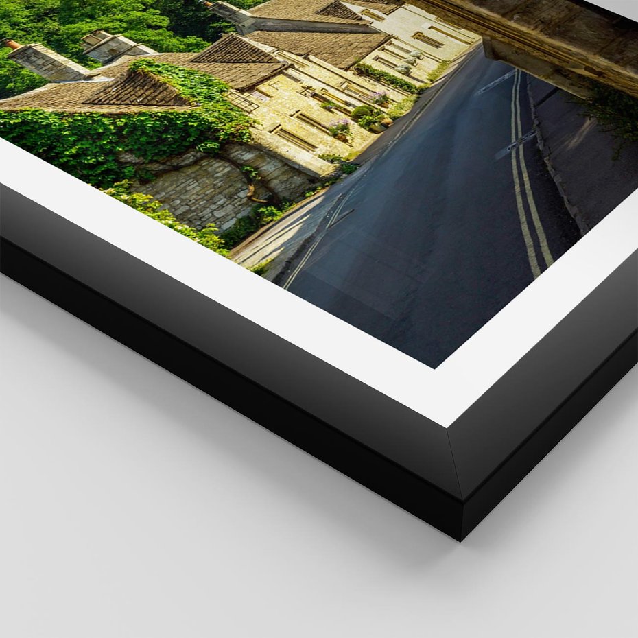 Plakat w ramie 30x40 - Odkryj tajemnice miasta - uliczka, perspektywa - rama czarna