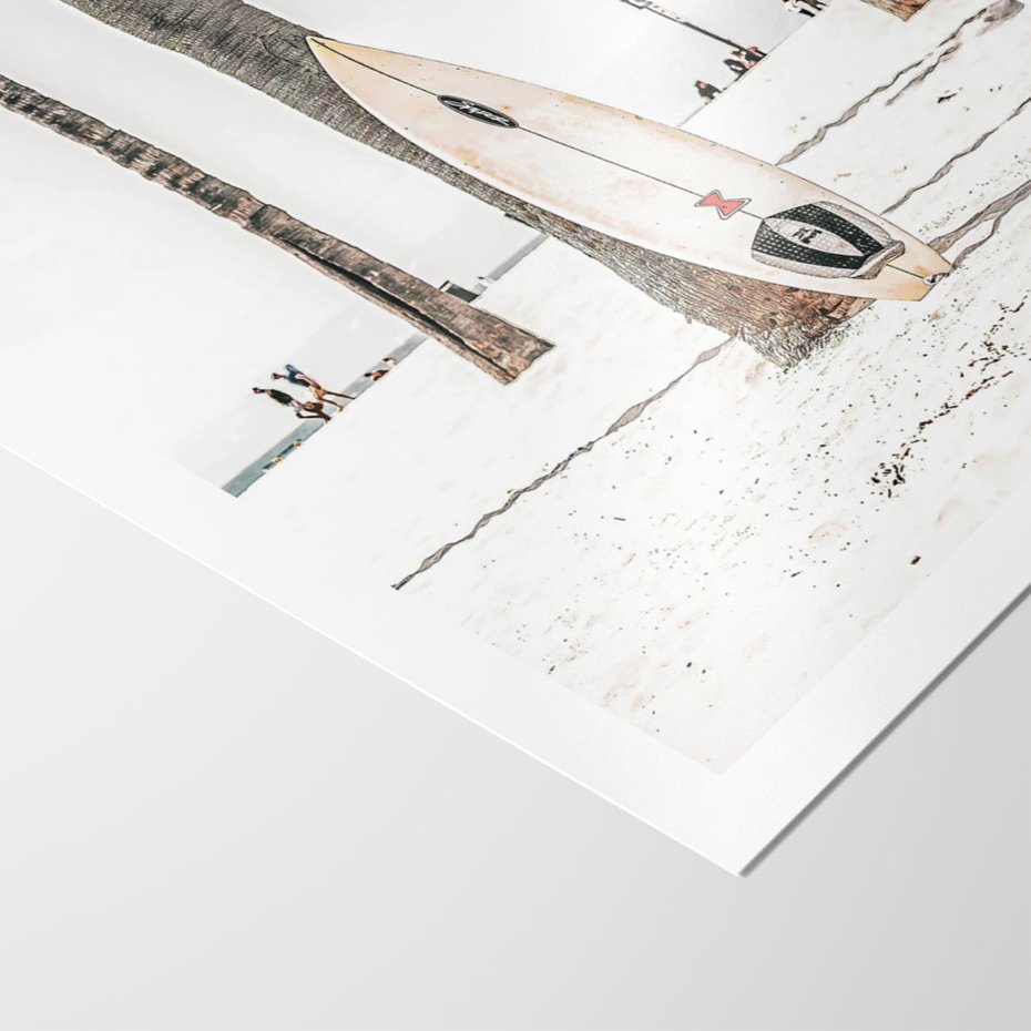 Plakat bez ramy 30x40 - Plażowy Relaks - deska surfingowa, oparta o palmę