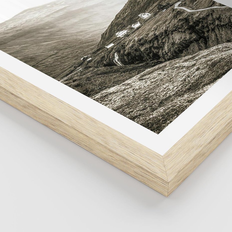 Plakat w ramie 50x70 - Domki w Górach - czarno biała fotografia, górski pejzaż - rama drewno