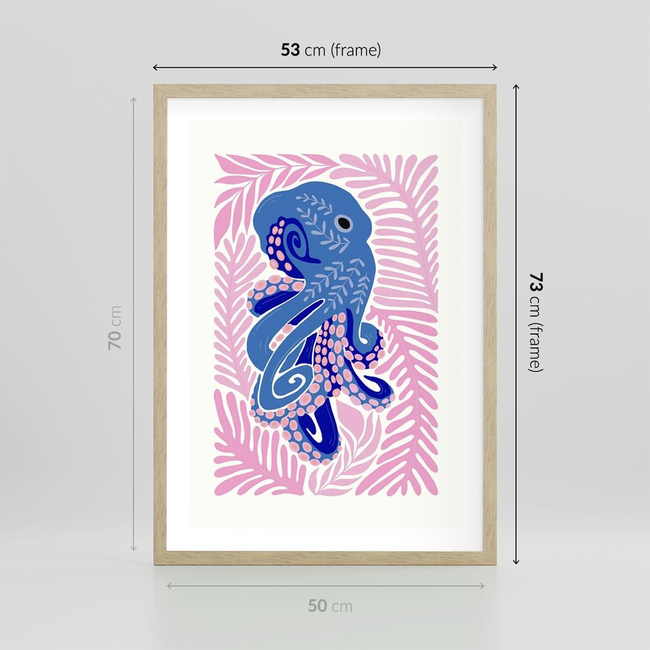 Plakat w ramie 50x70 - Rozkwitające marzenia - abstrakcyjna kompozycja, niebieska ośmiornica wśród różowej roślinnośći - rama drewno