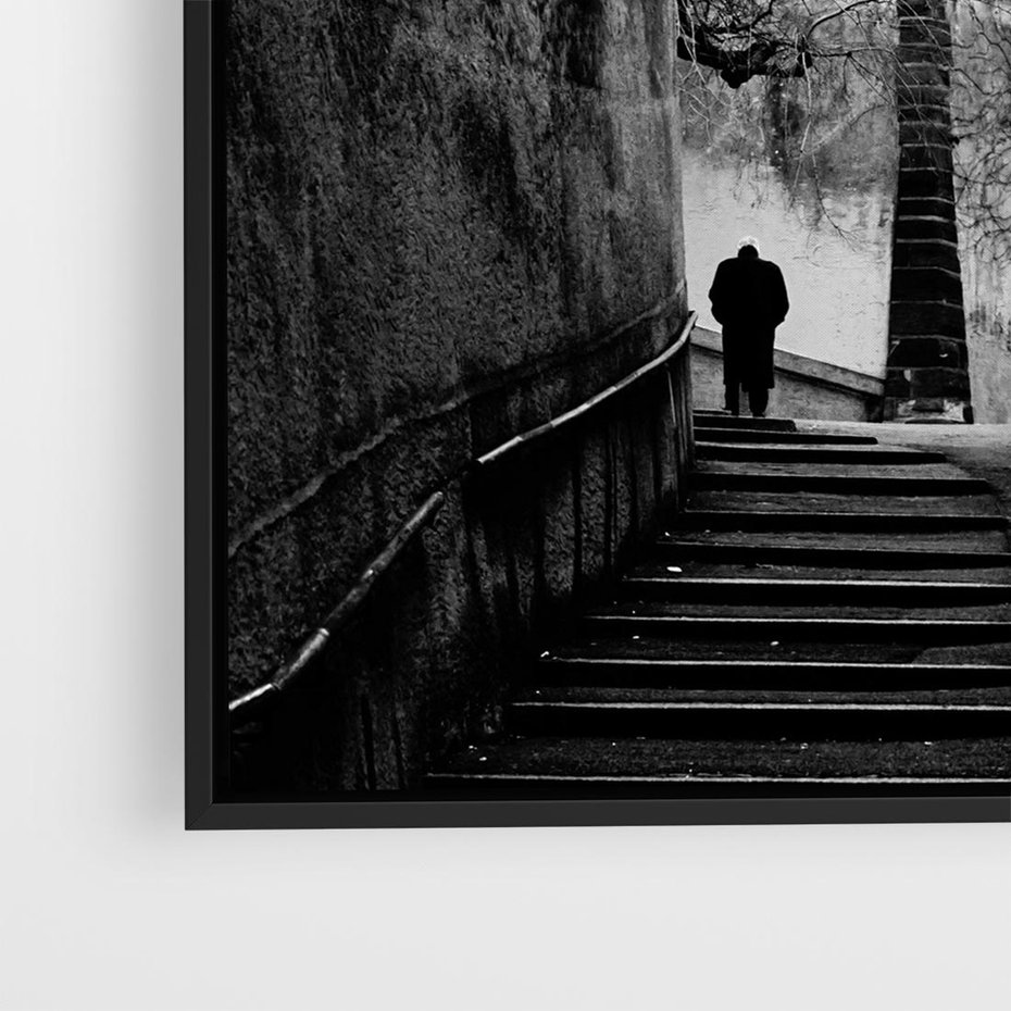 Obraz w ramie 50x50 - Ukryta Uliczka - czarno białe zdjęcie, schody - rama czarna