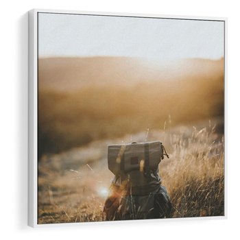 Obraz w ramie 80x80 - Podróżniczy bukiet na łące - plecak, podróż - rama biała