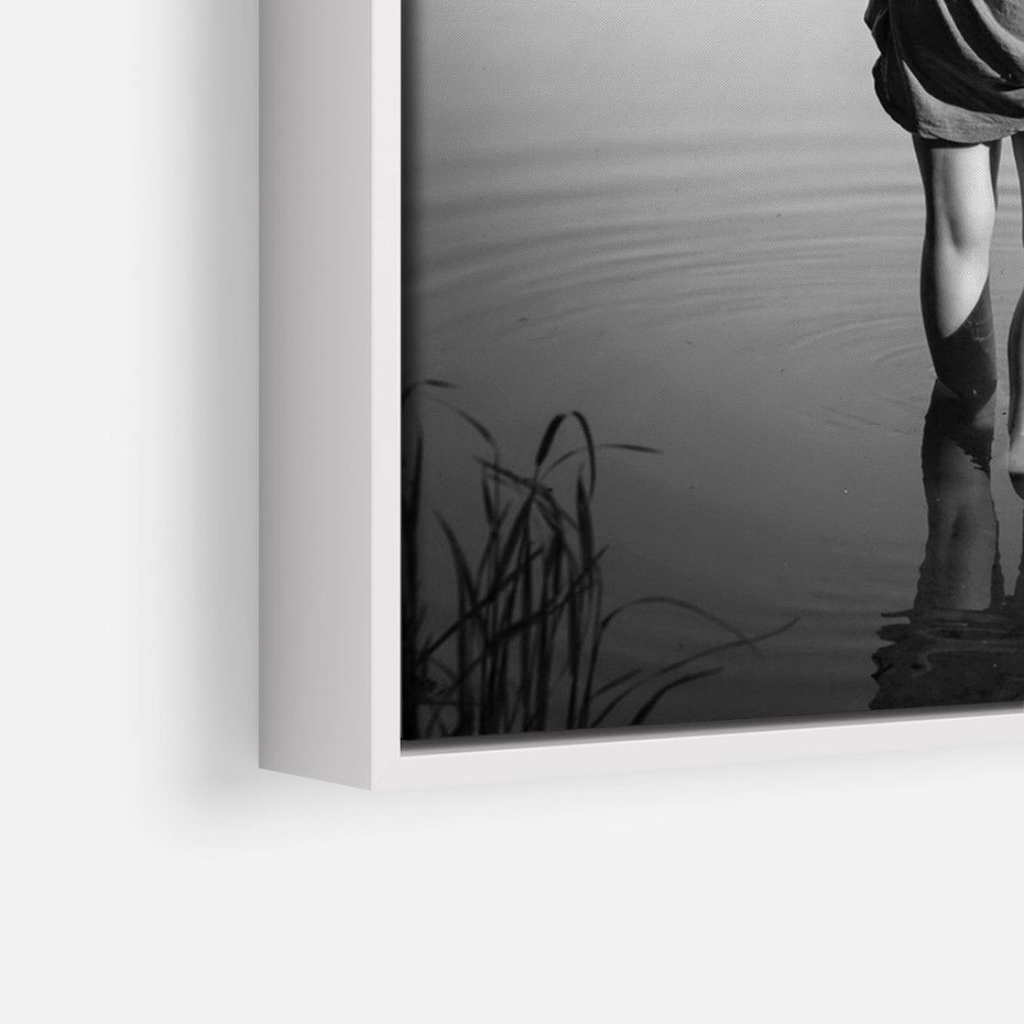 Obraz w ramie 70x100 - Kapiel w Mieście - czarno białe zdjęcie, kobieta wchodzi do wody - rama biała