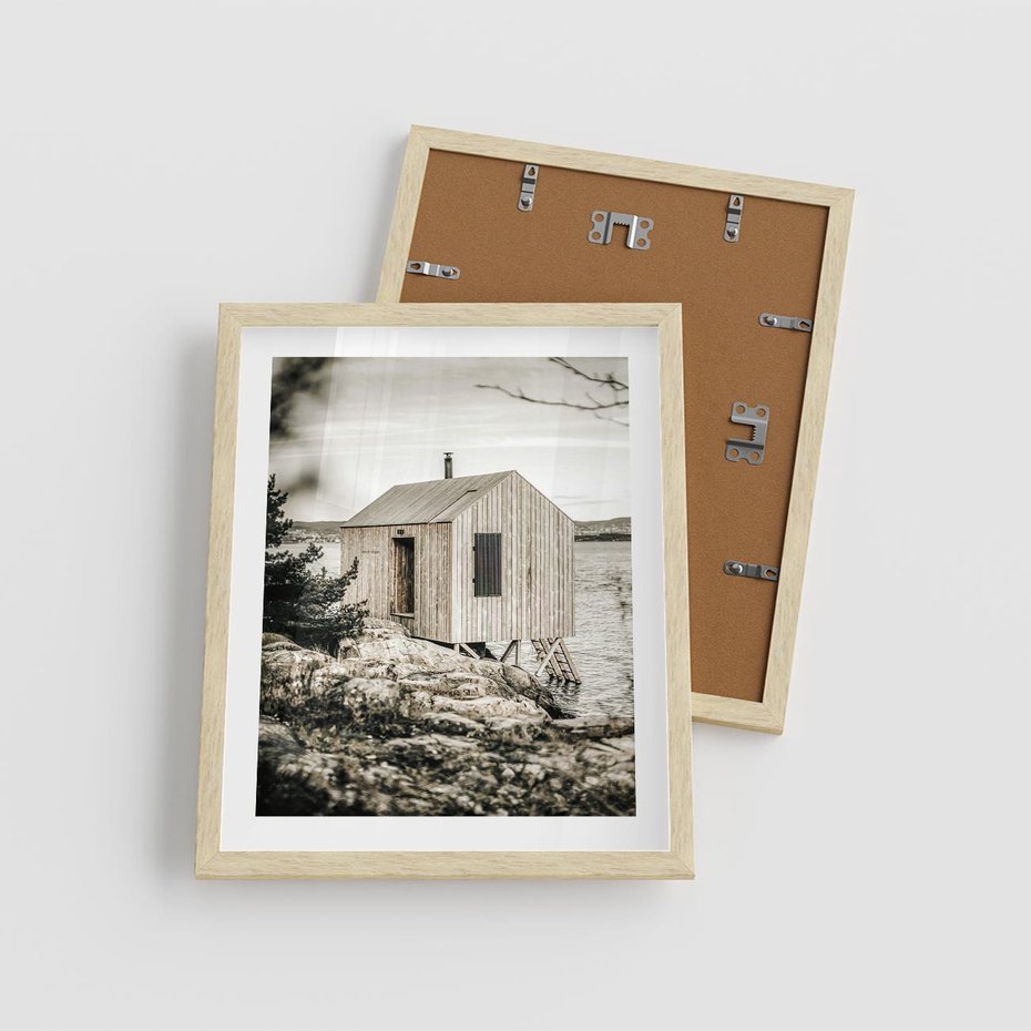 Plakat w ramie 40x50 - Nostalgiczna Oaza - rustykalny domek, domek nad jeziorem - rama drewno