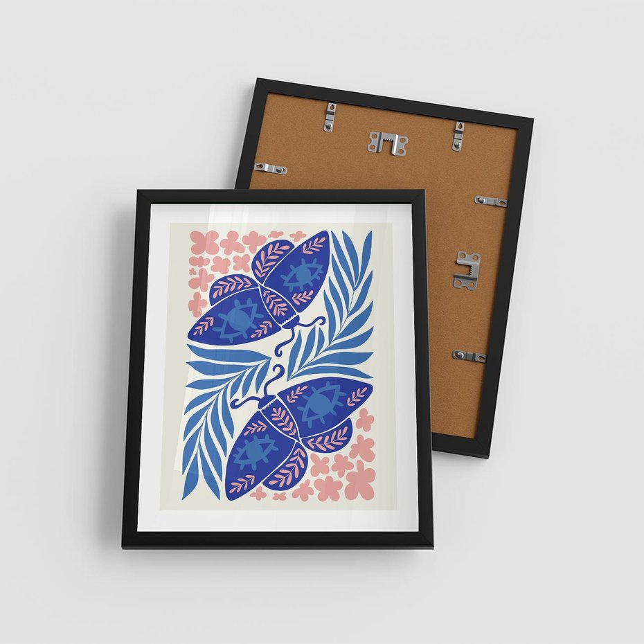 Plakat w ramie 40x50 - Migotliwa Rzeczywistość - ćmy, kwiaty - rama czarna