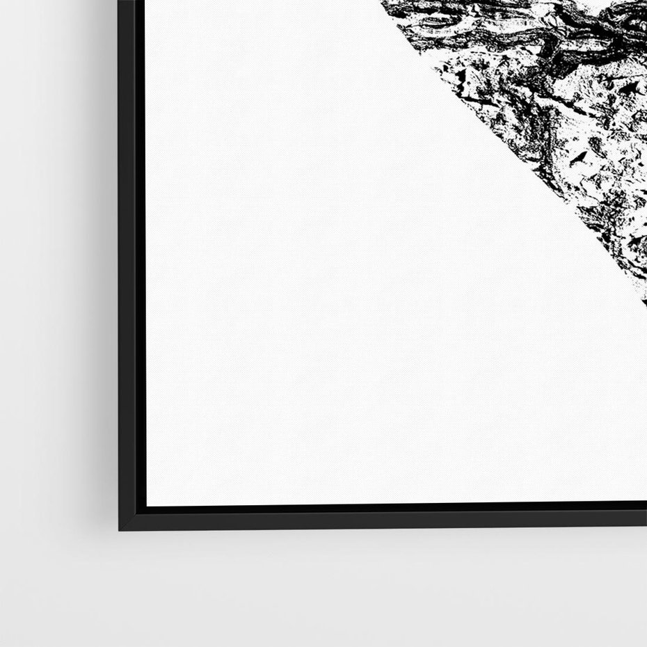 Obraz w ramie 50x50 - Drzewo Serca - czarne serce, tekstura jak kora drzewa - rama czarna