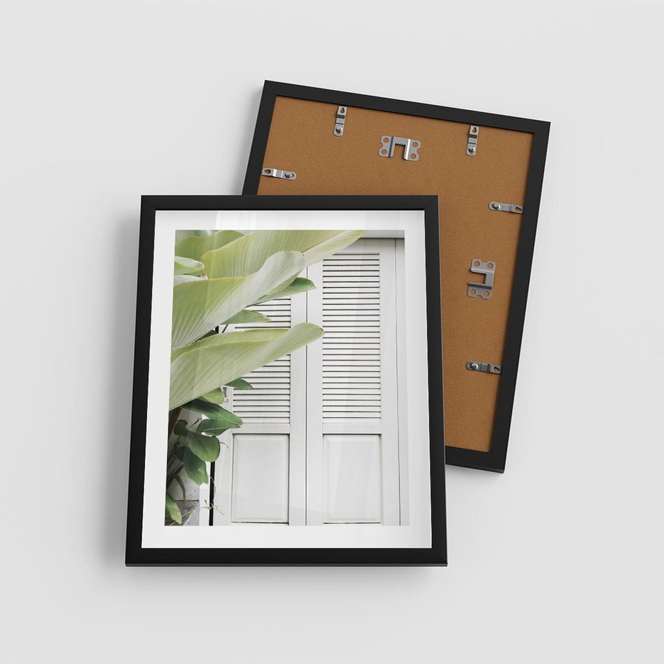 Plakat w ramie 40x50 - Tropikalne Okno - białe okiennice, zielona tropikalna roślina - rama czarna