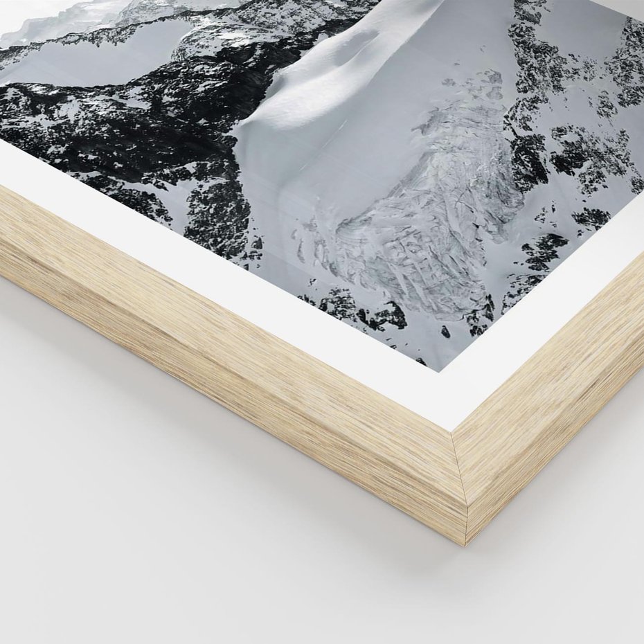 Plakat w ramie 40x50 - Biały Zimowy Pejzaż - góry w zimie, ośnieżone wysokie szczyty - rama drewno