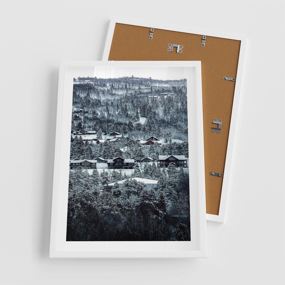 Plakat w ramie 50x70 - Domki w Chmurach - górski zimowy krajobraz, dommki na wzgórzach - rama biała