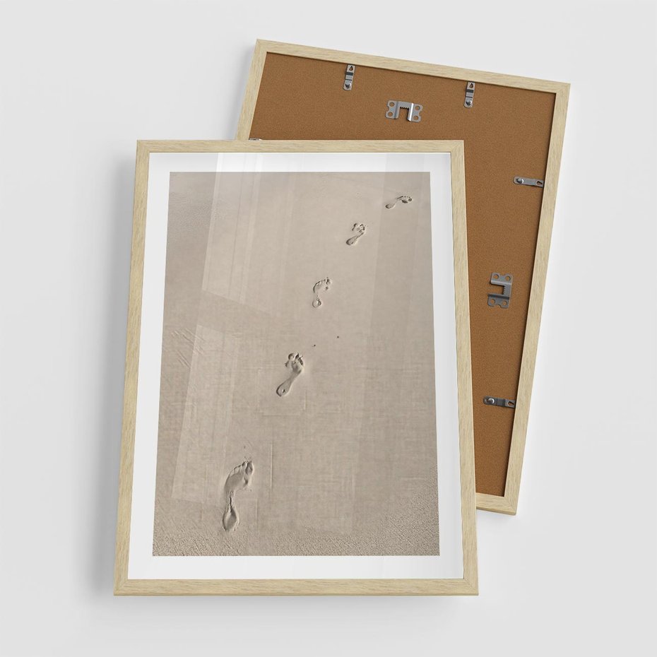 Plakat w ramie 50x70 - Ślady na Złocistym Piasku - piasek, ślady stóp na piasku - rama drewno