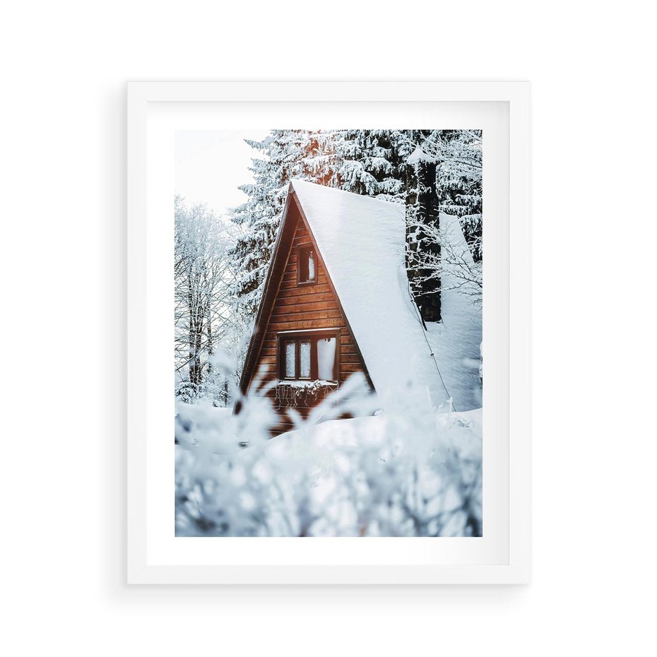 Plakat w ramie 40x50 - Zimowe Ustronie w Lesie - domek w lesie, zimowy las - rama biała