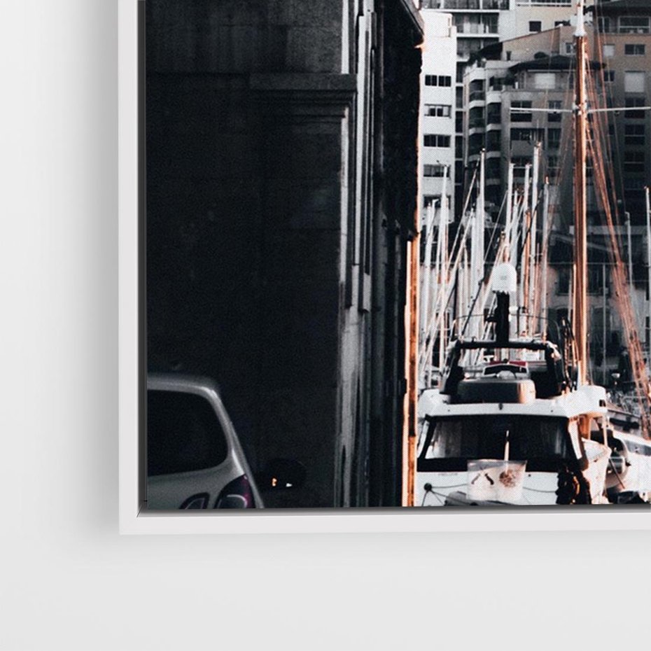 Obraz w ramie 120x80 - Światło Portowe - czarno białe zdjecie, uliczka w nadmorskim mieście - rama biała