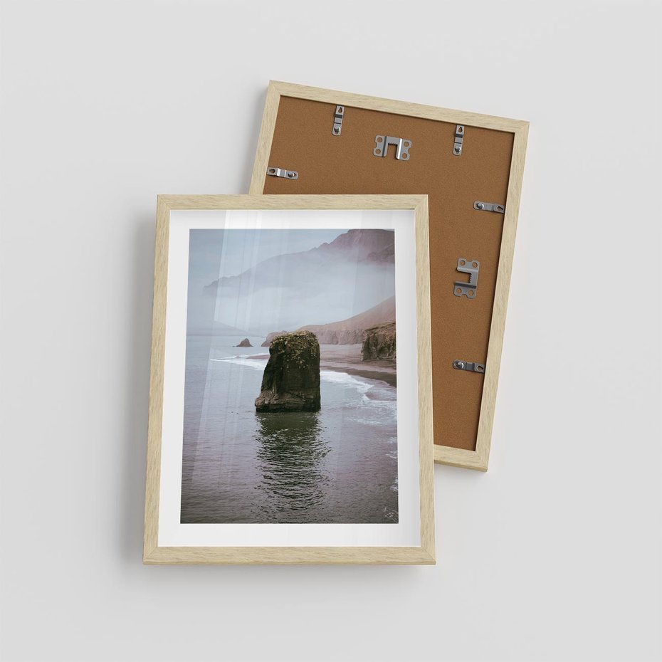 Plakat w ramie 30x40 - Północna Dzikość: Skaliste Klify nad Morzem - skały, klify - rama drewno