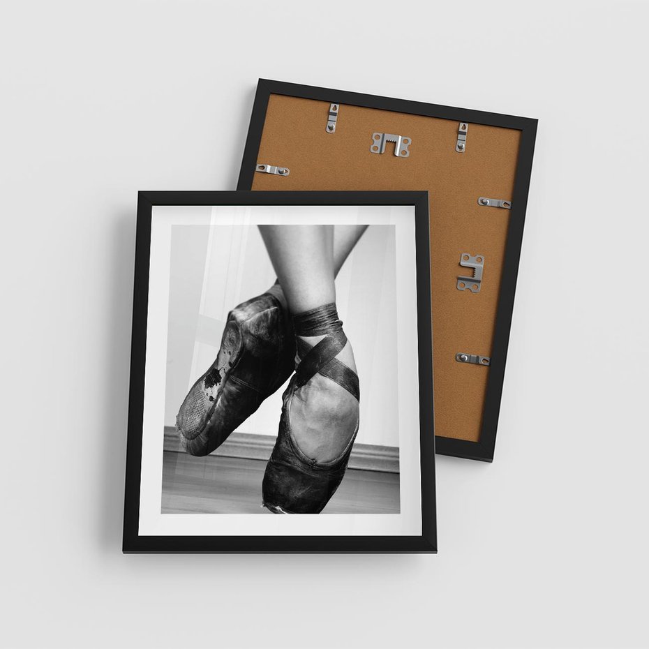Plakat w ramie 40x50 - Taniec Zmysłów - artystyczne zdjęcie, odcienie szarości - rama czarna