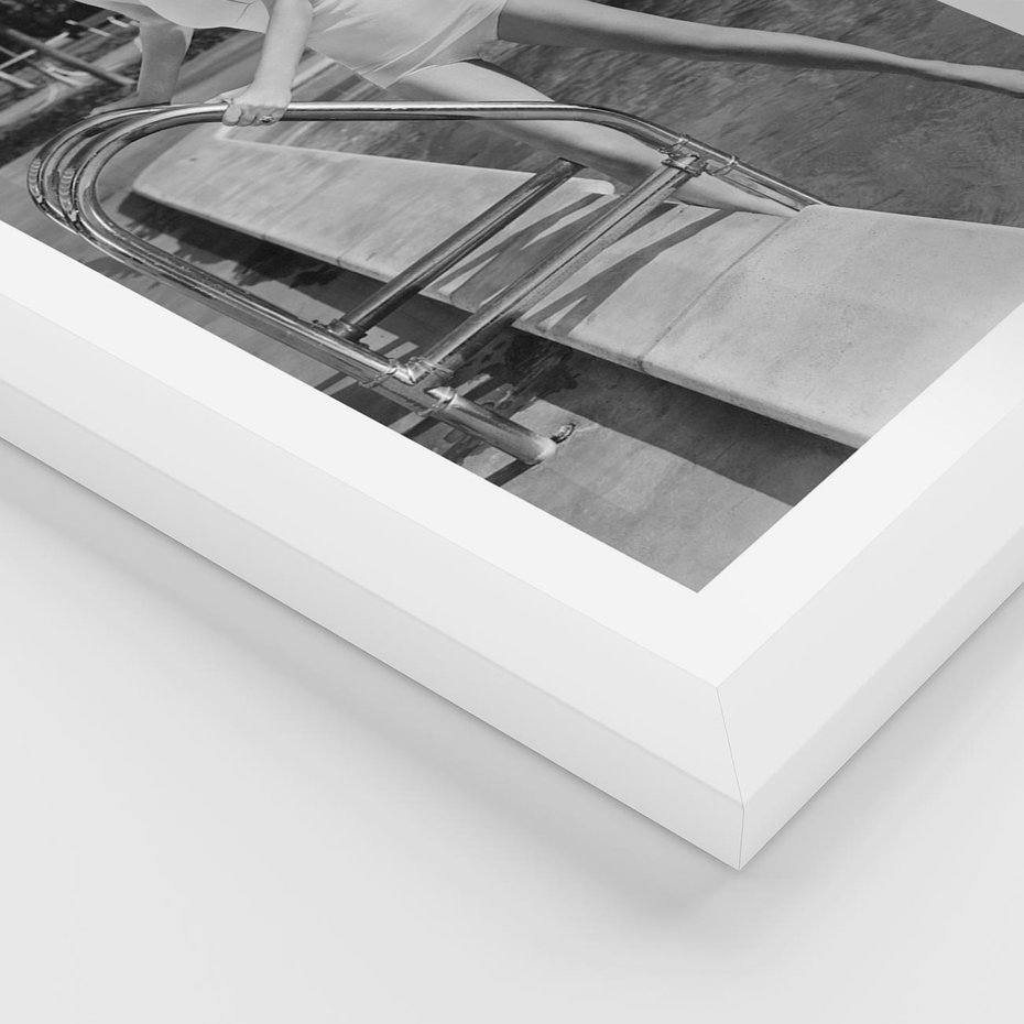 Plakat w ramie 40x50 - Retro Basen - retro zdjęcie, czarno białe - rama biała
