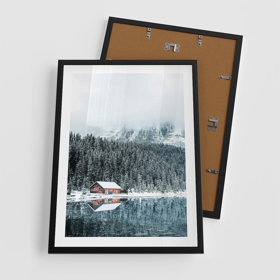 Plakat w ramie 50x70 - Biały Domek - domek w górach, zima - rama czarna