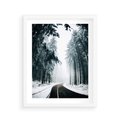 Plakat w ramie 40x50 - Droga przez Zimowy Las - drzewa, śnieg - rama biała