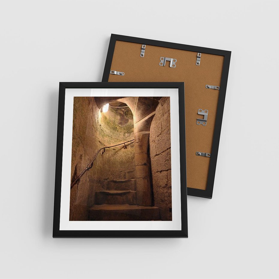 Plakat w ramie 40x50 - Perspektywa uliczki - uliczka, perspektywa - rama czarna