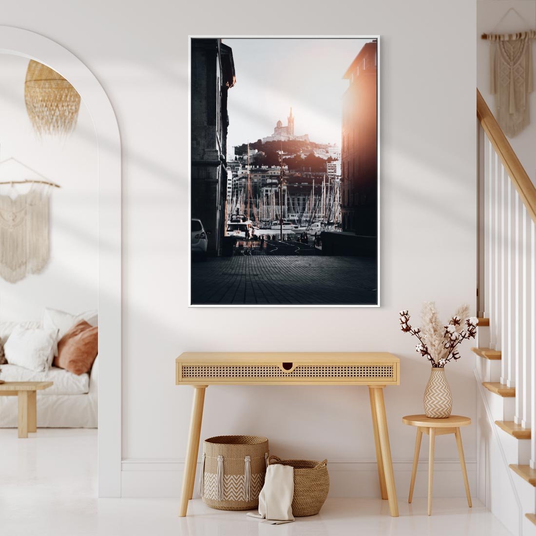 Obraz w ramie 80x120 - Światło Portowe - czarno białe zdjecie, uliczka w nadmorskim mieście - rama biała