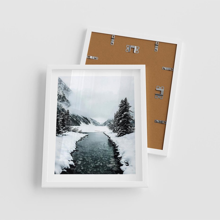 Plakat w ramie 40x50 - Zimowa Przyroda: Rzeka, Góry i Śnieg - zima, rzeka - rama biała