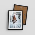 Plakat w ramie 30x40 - Zimowe Ustronie w Lesie - domek w lesie, zimowy las - rama czarna