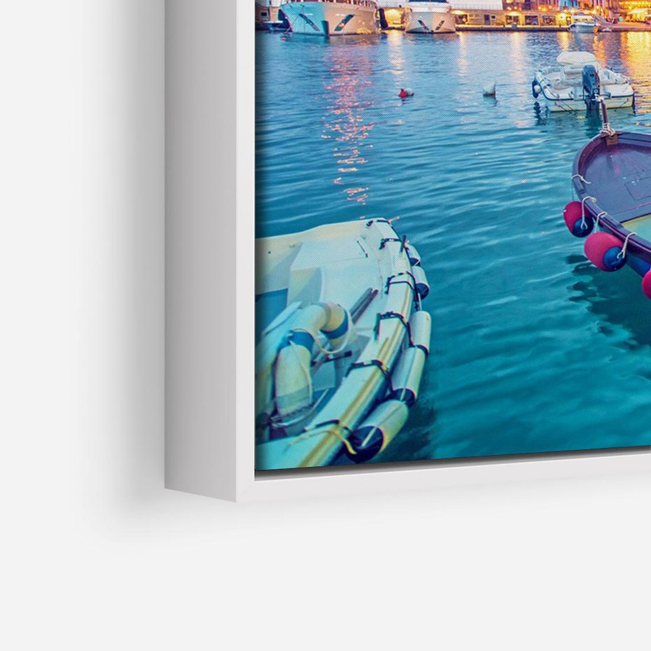 Obraz w ramie 70x50 - Tańczące kolory zachodu - nadmorskie kolorowe miast, kolorowe budynki na brzegu - rama biała