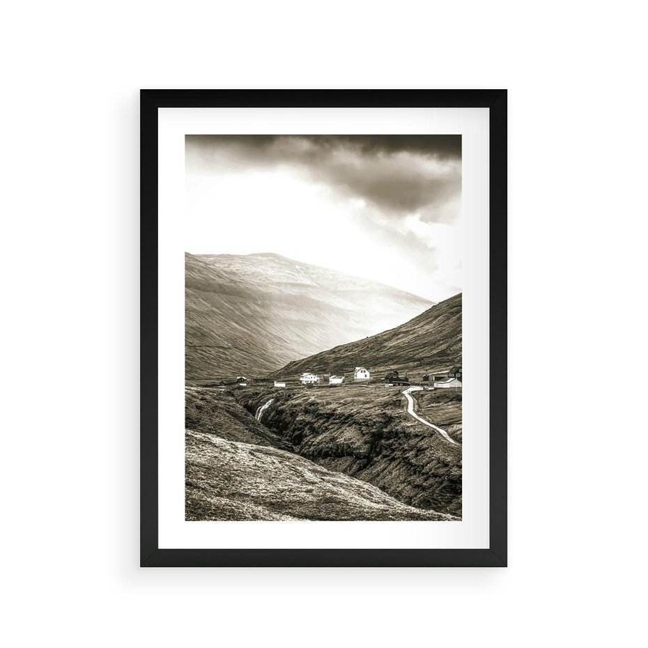 Plakat w ramie 30x40 - Domki w Górach - czarno biała fotografia, górski pejzaż - rama czarna
