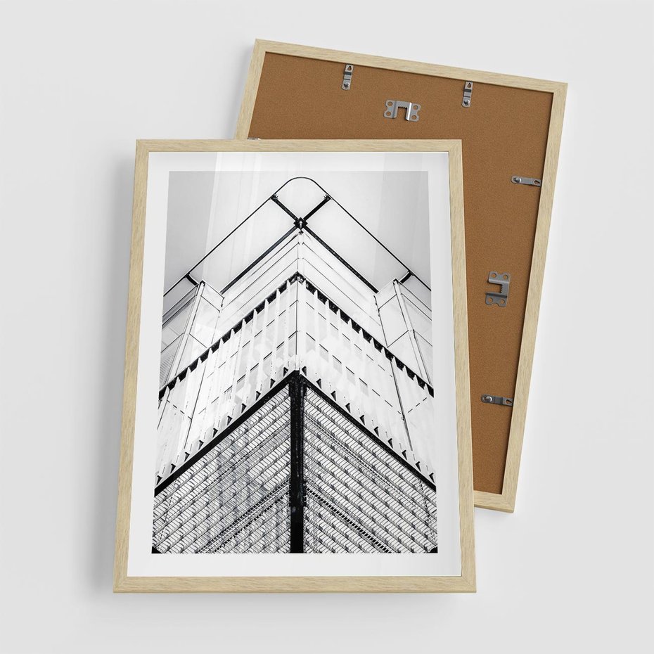 Plakat w ramie 50x70 - Elegancja Współczesnej Architektury: Wieżowiec w Monochromii - nowoczesna architektura, czarno biała fotografia - rama drewno