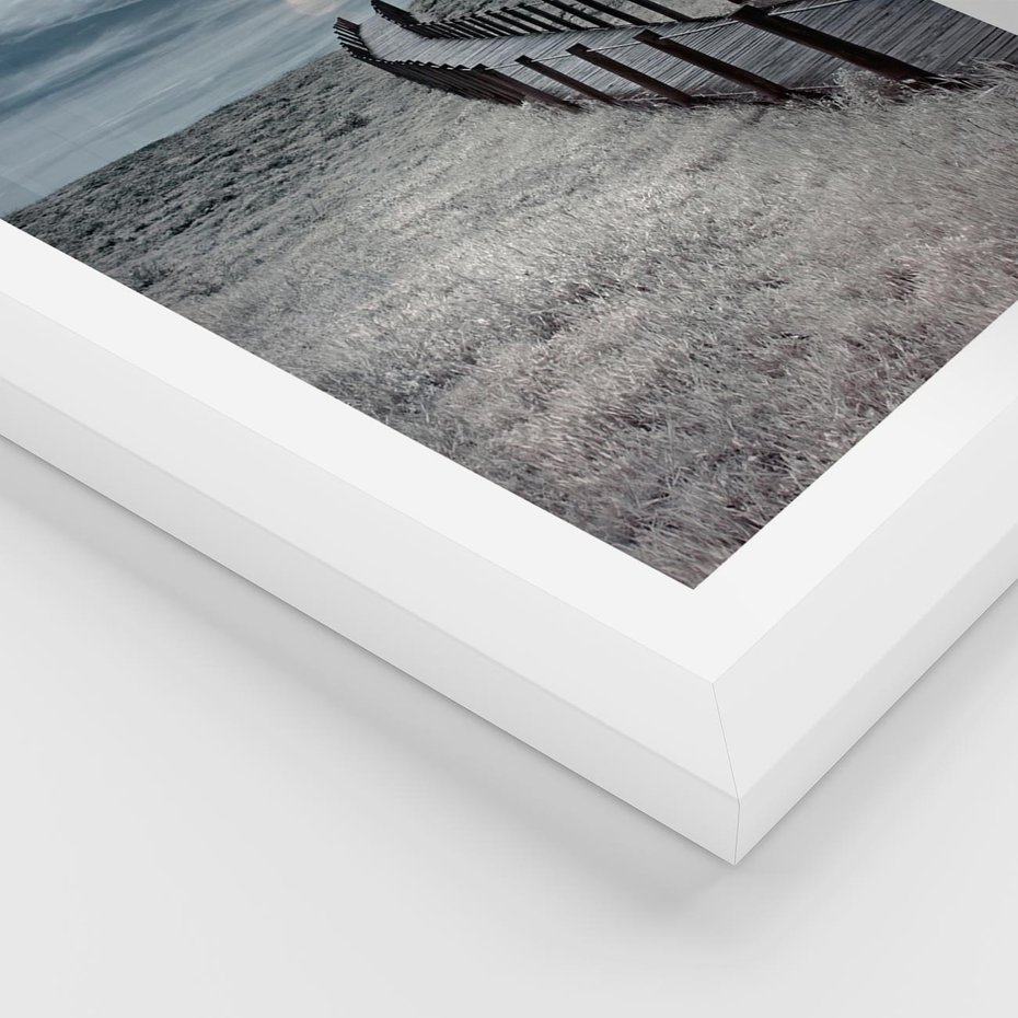 Plakat w ramie 50x70 - Burzowy pomost na plaży - plaża, pomost - rama biała