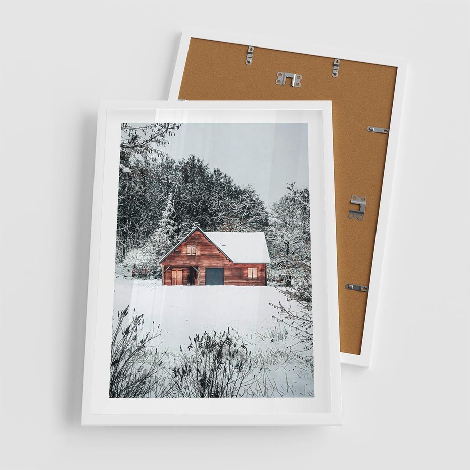 Plakat w ramie 50x70 - Domek w Górach Pokryty Śniegiem - domek w górach, śnieg - rama biała