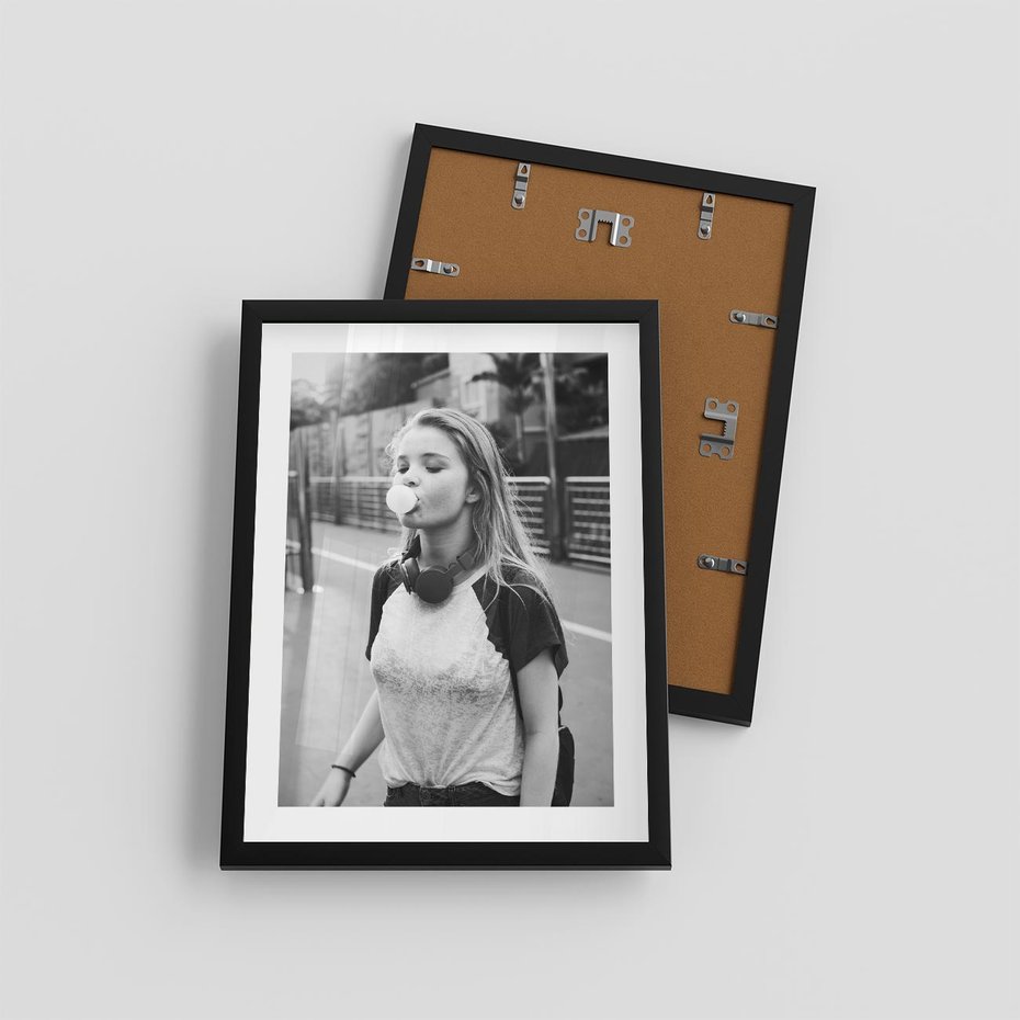 Plakat w ramie 30x40 - Letnia Młodość - nowoczesna fotografia, czarno biała - rama czarna