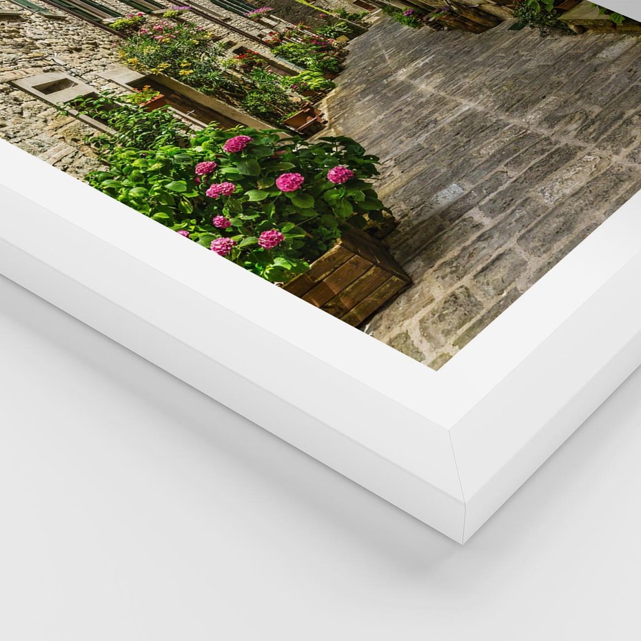 Plakat w ramie 50x70 - Spacer po Złotej Alei - uliczka, perspektywa - rama biała