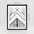 Plakat w ramie 40x50 - Elegancja Współczesnej Architektury: Wieżowiec w Monochromii - nowoczesna architektura, czarno biała fotografia - rama czarna