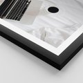 Plakat w ramie 30x40 - Relaks w Łóżku: Kawa i Laptop w Pościeli - komputer, na łóżku - rama czarna