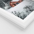 Plakat w ramie 50x70 - Domek w Górach Pokryty Śniegiem - domek w górach, śnieg - rama biała