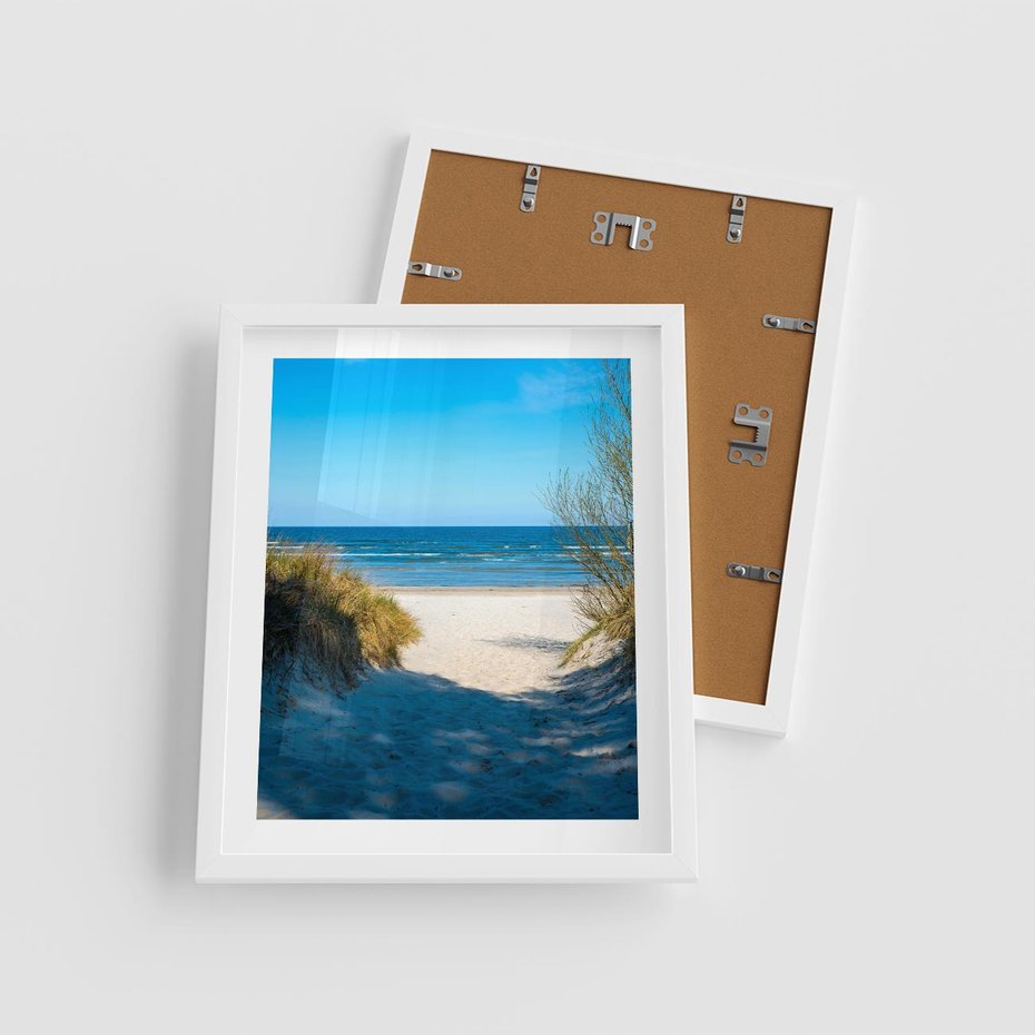 Plakat w ramie 40x50 - Spokój nad brzegiem morza - plaża, morze - rama biała