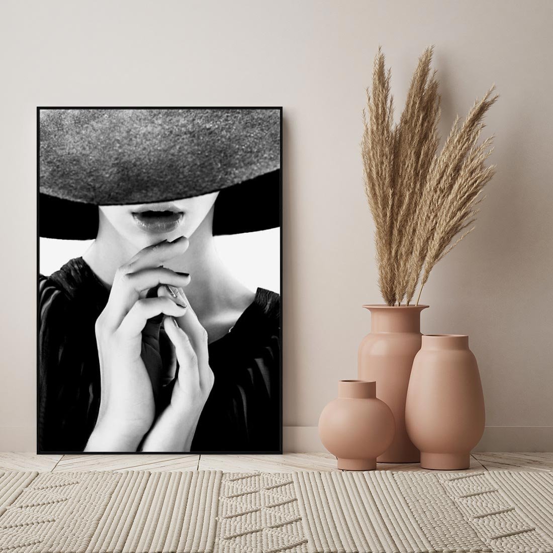 Obraz w ramie 70x100 - Czarna Elegancja - fotografia czarno biała, zbliżenie portret kobiety w czerni - rama czarna