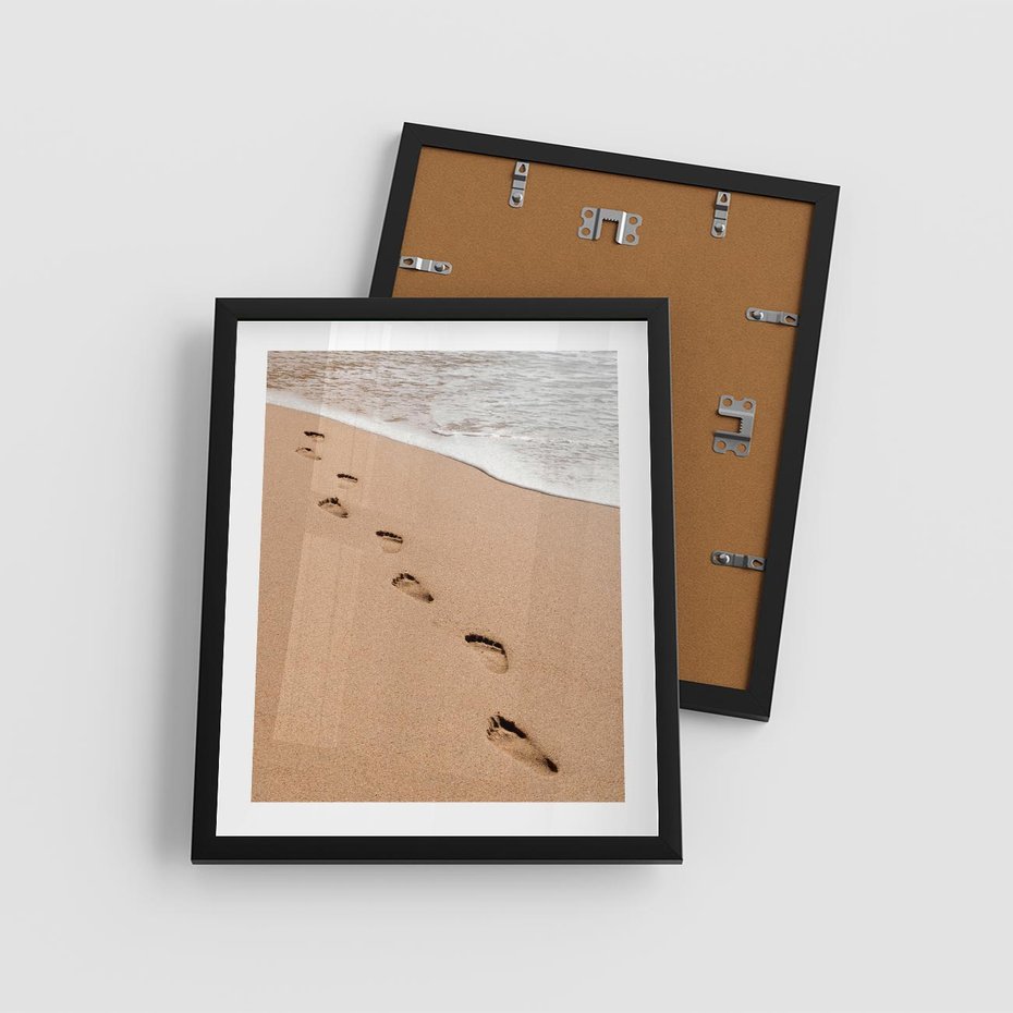 Plakat w ramie 40x50 - Ślady Stóp na Plaży: Spacer nad Morzem - plaża, ślady stóp na piasku - rama czarna