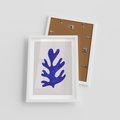 Plakat w ramie 30x40 - Przenikająca Struktura - boho plakat, niebieski liść w intensywnym kolorze - rama biała