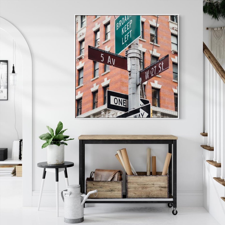 Obraz w ramie 50x50 - Namiastka wielkiego miasta - Nowy Jork, drogowskaz - rama biała